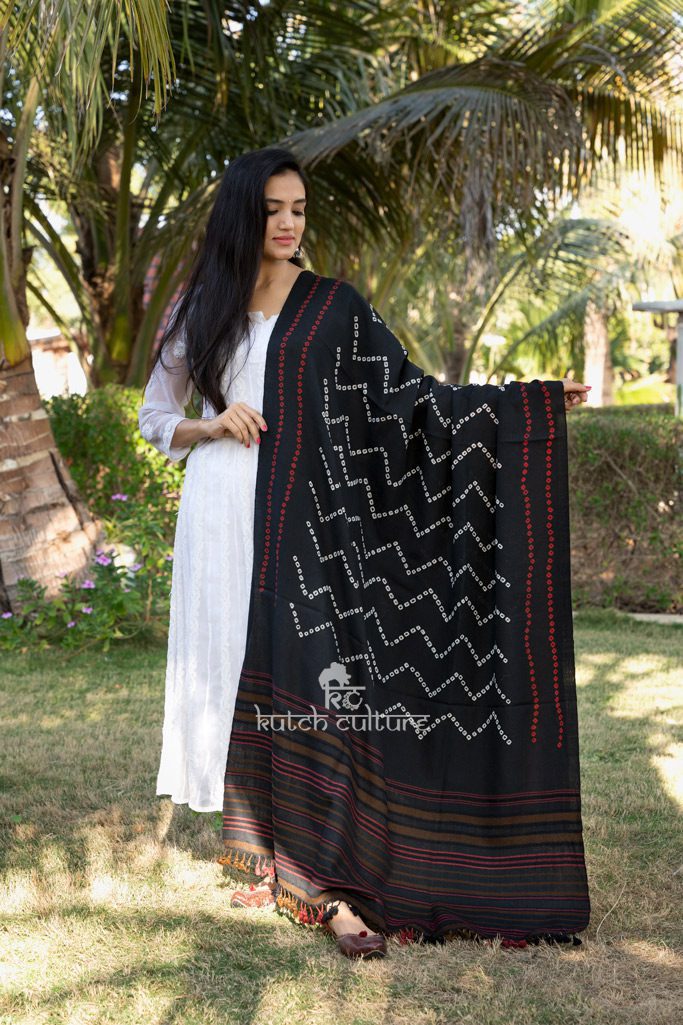 Fancy hand weaving bandhani black wool shawl