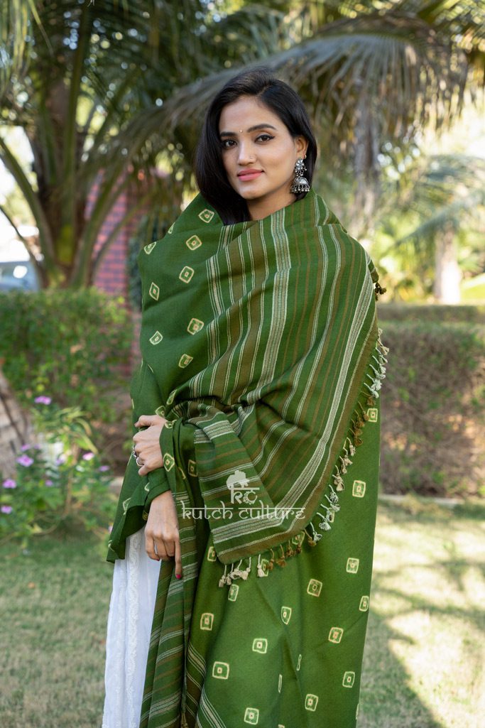 Hand weaving shawl green bandhani
