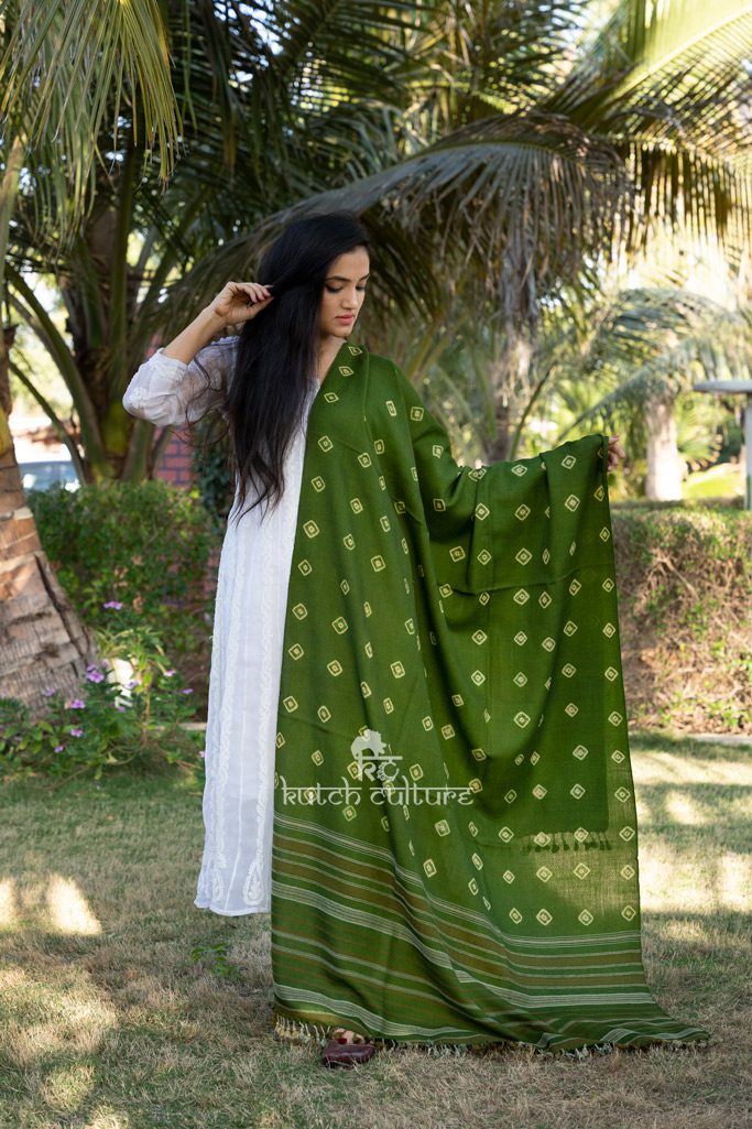 Hand weaving shawl green bandhani