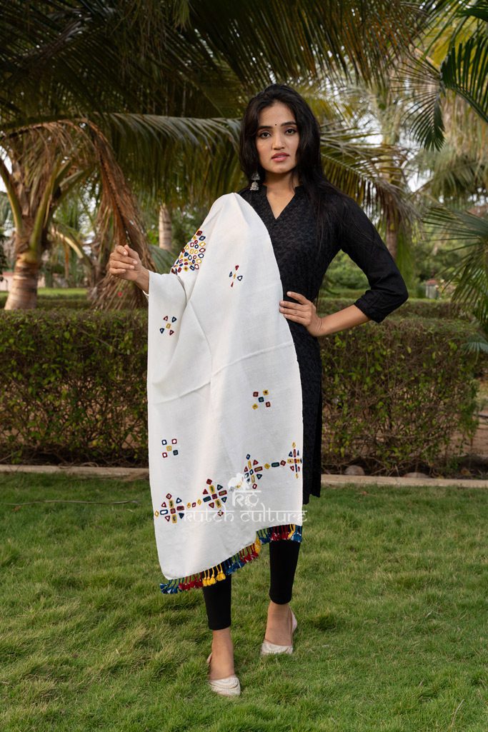 Winter Frost Elegance: Kutch Handwoven White Stole with Mirror Embellishments